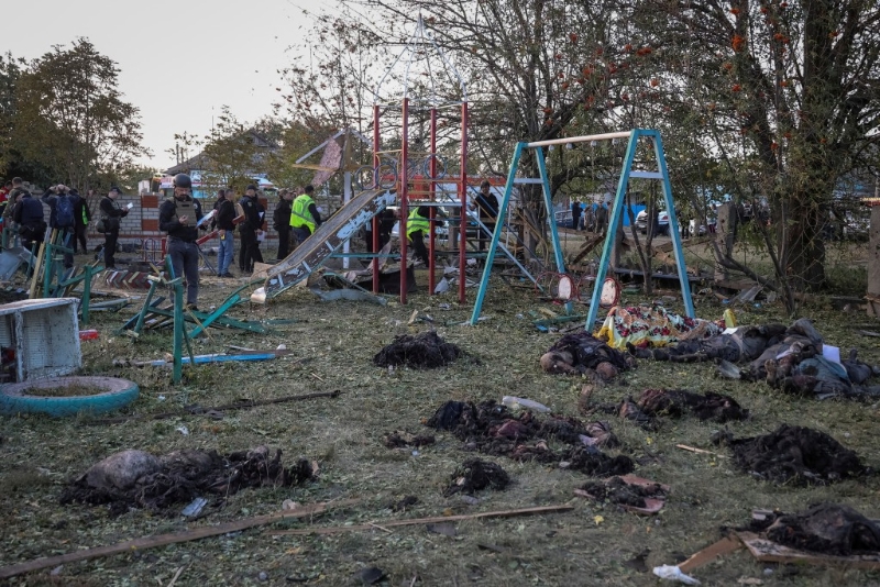袭击波及附近一个儿童游乐场，尸体残肢散落一地。 路透社