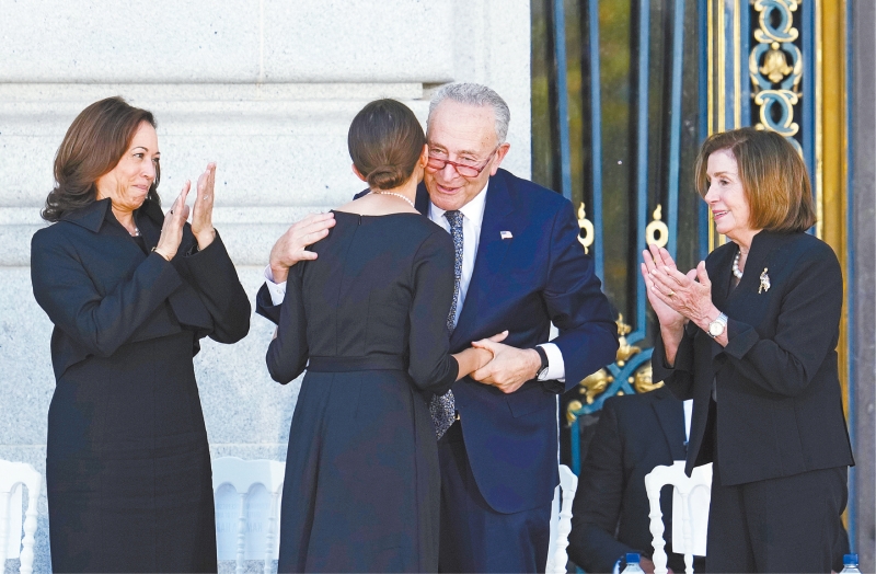 参院多数党领袖舒默拥抱范士丹外孙女Eileen Mariano，旁为副总统哈里斯（左） 、联邦众议员普洛西（右）。 美联社