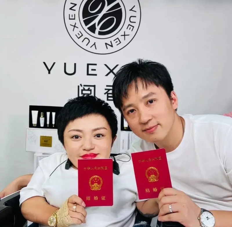 「玻璃娃娃」李喜梅与老公「大双」领结婚证。 「玻璃娃娃」李喜梅与老公「大双」领结婚证。