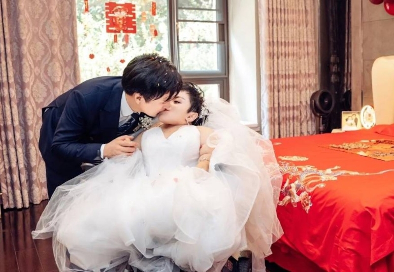 「玻璃娃娃」李喜梅与老公「大双」不时晒恩爱。 「玻璃娃娃」李喜梅与老公「大双」不时晒恩爱。