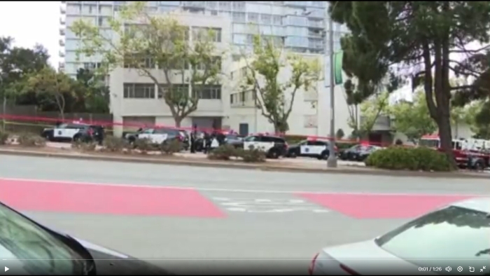 大批警车包围中领馆。 大批警车包围中领馆。