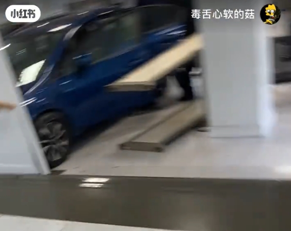 身在事发现场的网民上传视频显示,撞入签证大厅的蓝色房车 身在事发现场的网民上传视频显示,撞入签证大厅的蓝色房车