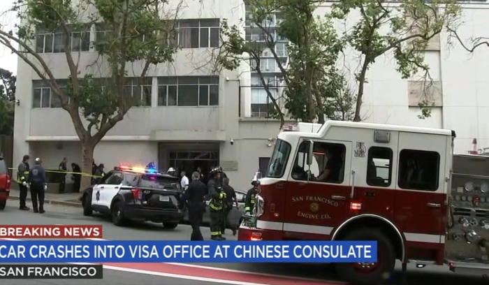 警方调查撞入大厅的蓝色房车 警方调查撞入大厅的蓝色房车