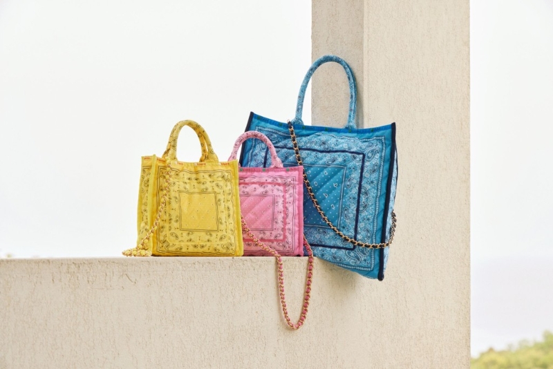 LeSportsac Atelier第二季胶囊系列主打作之一,Chain Quilt Bag以黄、粉红及天蓝色为主调,并饰以头巾的艺术印花及格纹,复古又亮眼。 (LeSportsac,$2,380至$2,680) LeSportsac Atelier第二季胶囊系列主打作之一,Chain Quilt Bag以黄、粉红及天蓝色为主调,并饰以头巾的艺术印花及格纹,复古又亮眼。 (LeSportsac,$2,380至$2,680)