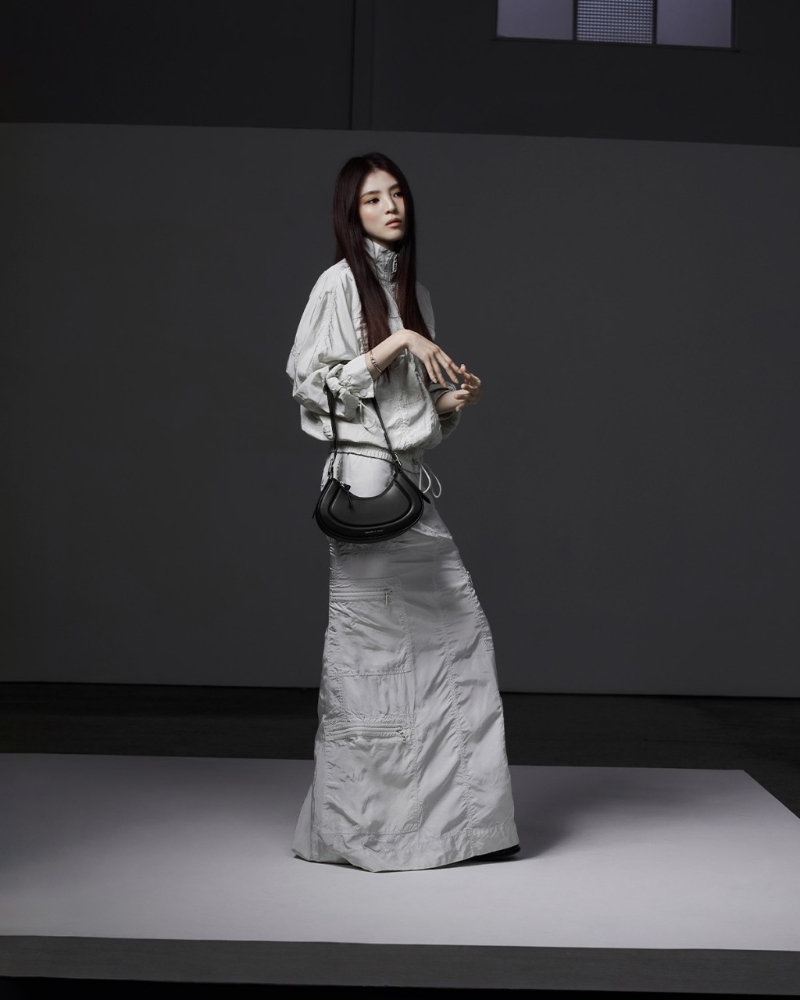 全球品牌代言人韩星韩韶禧演绎秋季系列Petra黑色微笑手袋、$499、Charles & Keith。 全球品牌代言人韩星韩韶禧演绎秋季系列Petra黑色微笑手袋、$499、Charles & Keith。