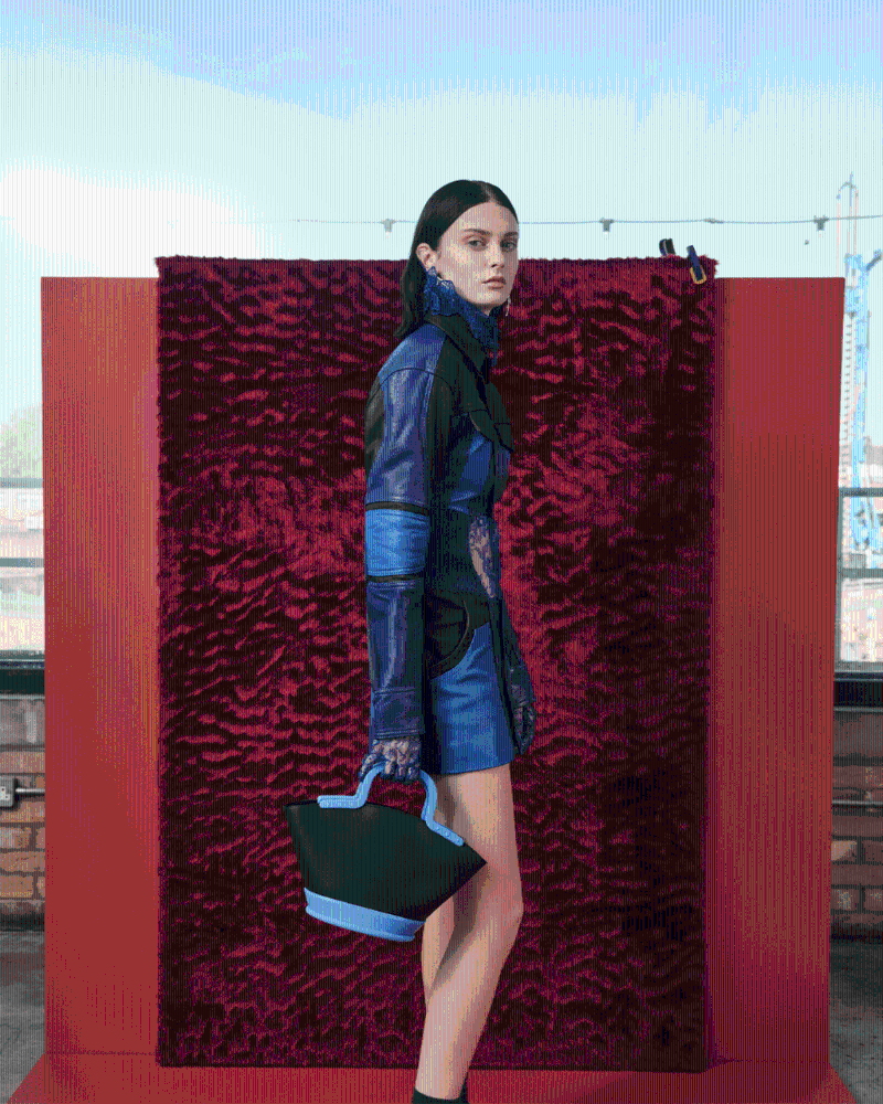 Fan扇形手提袋、$639、Charles & Keith。 Fan扇形手提袋、$639、Charles & Keith。