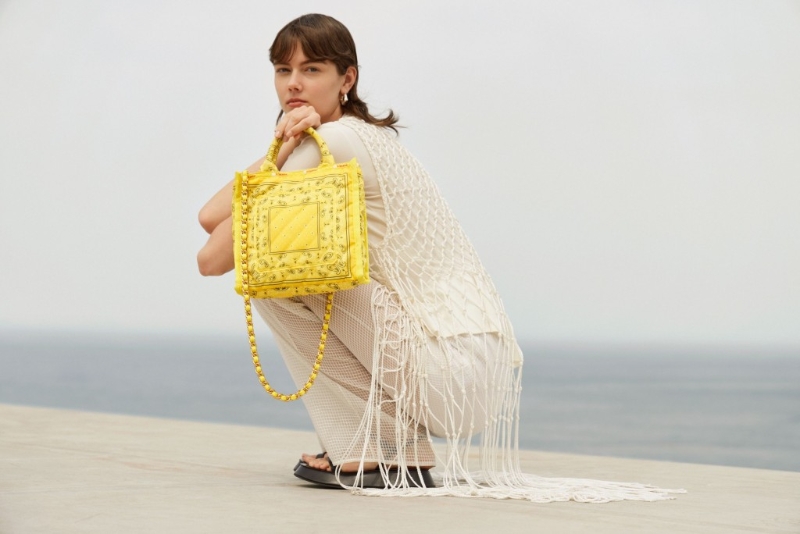 Atelier系列小型号Chain Quilt Bag、$2,380、LeSportsac。 Atelier系列小型号Chain Quilt Bag、$2,380、LeSportsac。