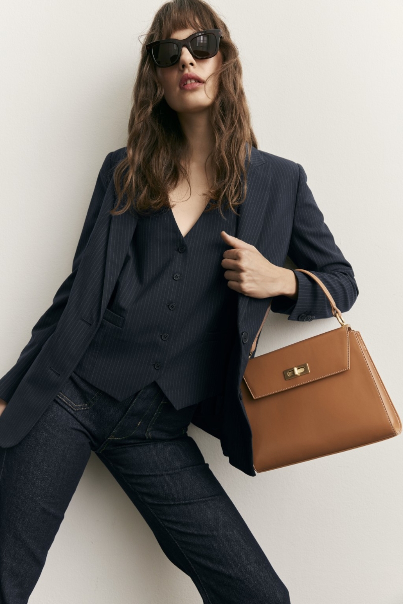 人造皮革顶部手柄手提袋、$499、Marks & Spencer,设计特色乃内设衬里及内侧拉链口袋。 人造皮革顶部手柄手提袋、$499、Marks & Spencer,设计特色乃内设衬里及内侧拉链口袋。