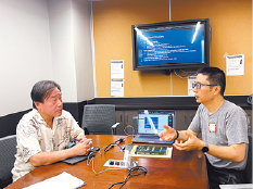 在家长座谈会上,王耀明(左)与衷南交流。 在家长座谈会上,王耀明(左)与衷南交流。