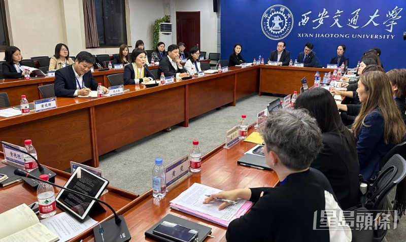 蔡若莲(前排左二)率领大学代表团于西安出席香港高校内地招生工作座谈会。 教育局提供 蔡若莲(前排左二)率领大学代表团于西安出席香港高校内地招生工作座谈会。 教育局提供