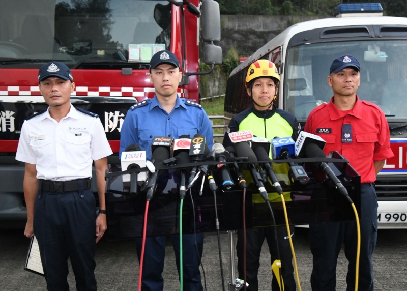 左起：港岛总区行动部警司郭家俊、消防处助理消防区长周焯峰、高级消防队长张天瑜及民安队山岭搜救中队指挥官黎耀基。 徐裕民摄