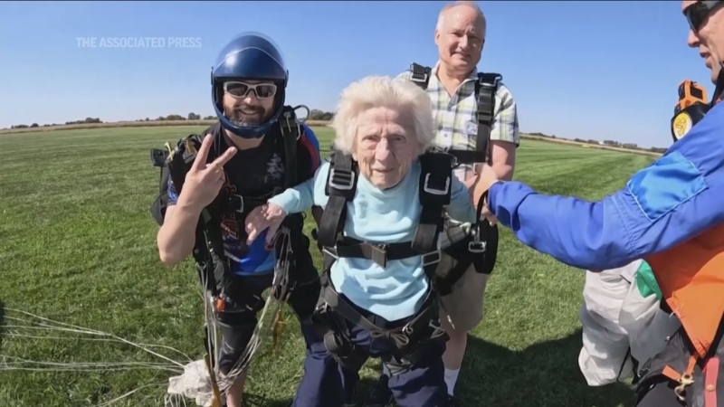 霍夫纳落地后很快便站起来,精神一振。 美联社 霍夫纳落地后很快便站起来,精神一振。 美联社