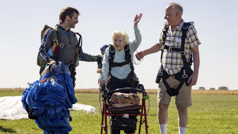 霍夫纳创下纪录后向朋友挥手,密友科南特(右)当天陪伴在侧。 美联社 霍夫纳创下纪录后向朋友挥手,密友科南特(右)当天陪伴在侧。 美联社