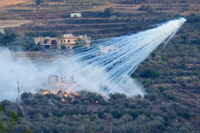 黎巴嫩周日向以色列发射九枚火箭，以色列炮火还击。 美联社