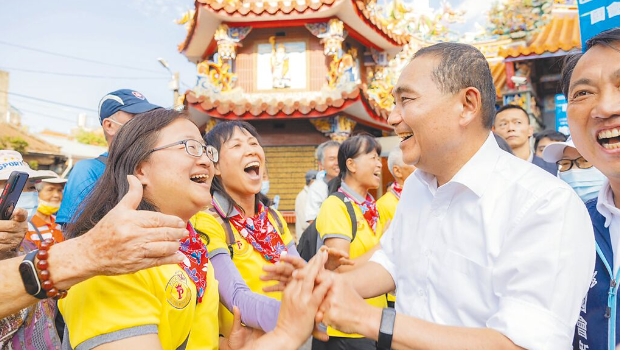 国民党参选人侯友宜（右）16日前往杨梅参拜，发布“六大客家政策”，并与支持者开心握手。