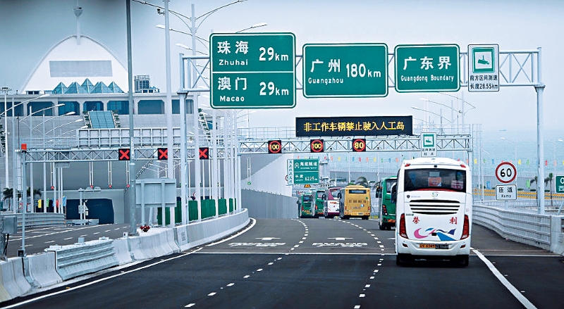 “港车北上”开通3个月,近日有港人车主称于内地维修汽车时“中伏”,回港向相熟车房求救。 “港车北上”开通3个月,近日有港人车主称于内地维修汽车时“中伏”,回港向相熟车房求救。