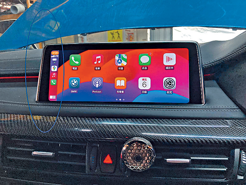 宝马房车的iDrive多媒体显示屏出现左軚车制式。 宝马房车的iDrive多媒体显示屏出现左軚车制式。