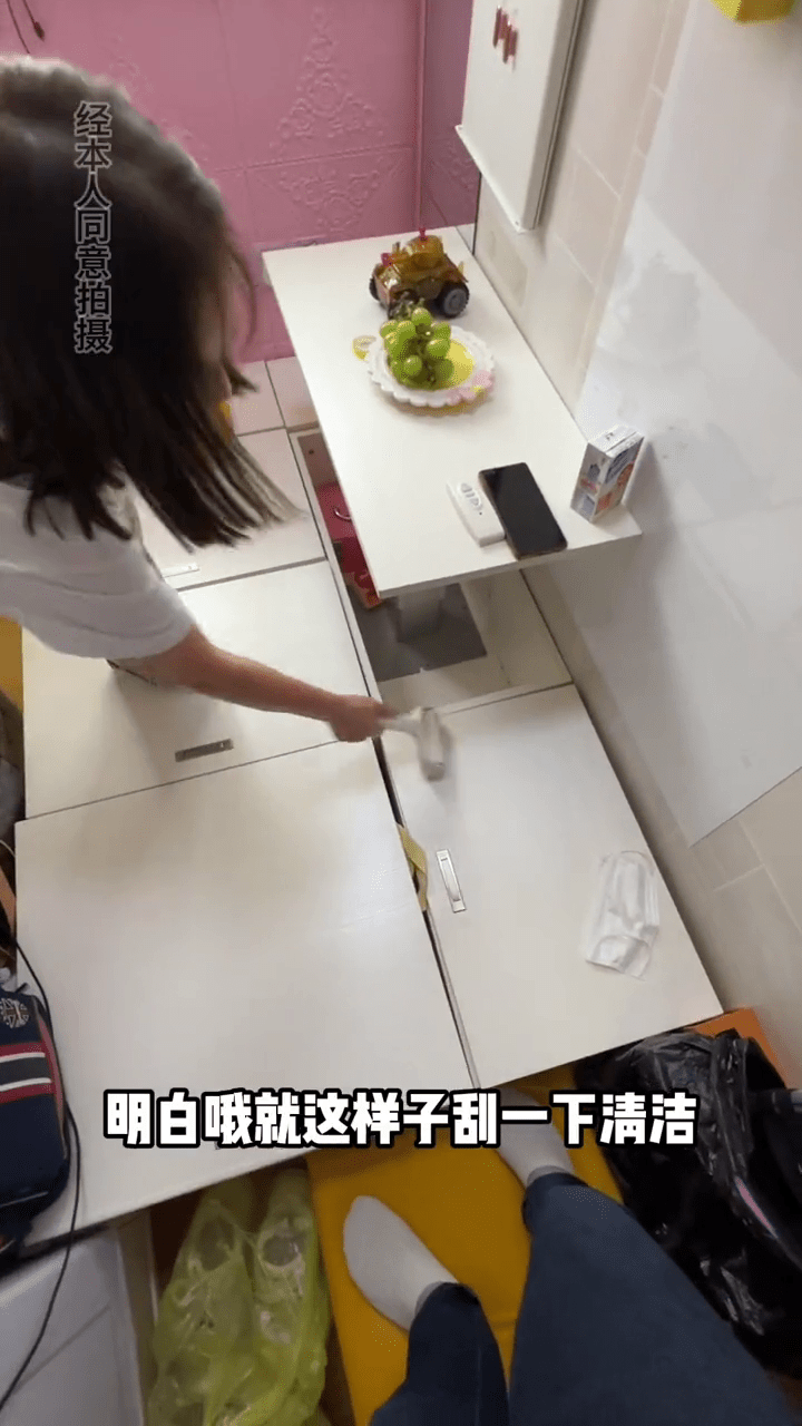 平日以滚轮除尘贴打扫。 平日以滚轮除尘贴打扫。