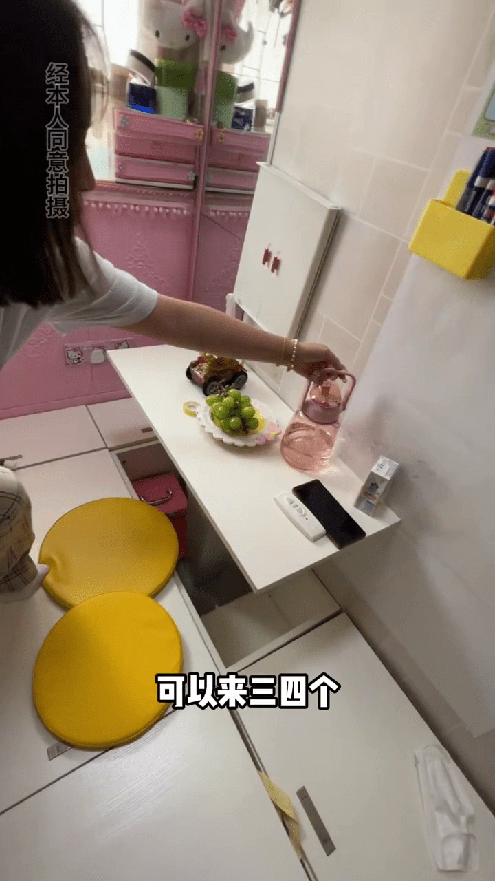 升降的餐桌最多可请三至四位客人来用餐,甚至试过打边炉。 升降的餐桌最多可请三至四位客人来用餐,甚至试过打边炉。