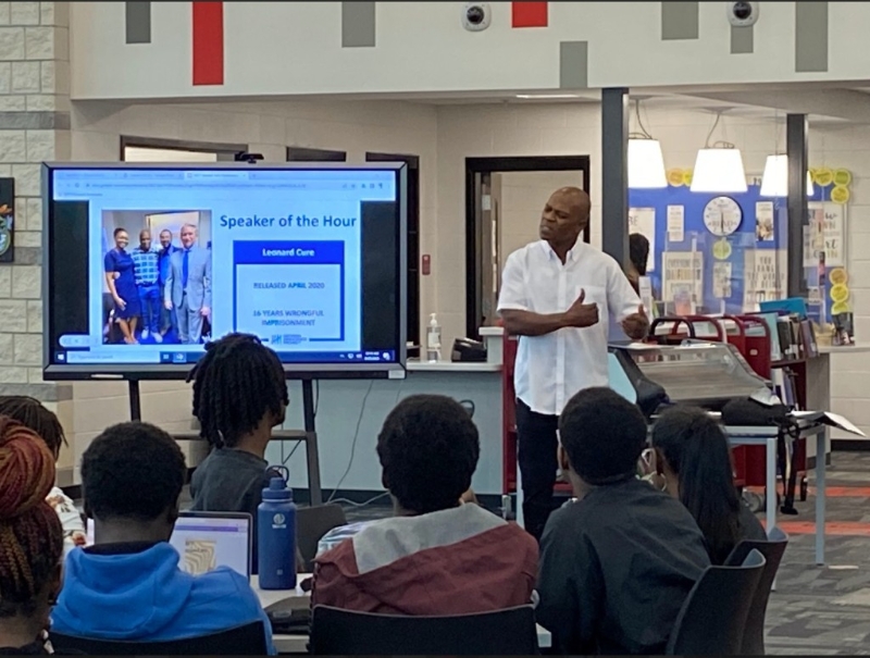 居尔向学生分享坚持司法公正的经历。Georgia Innocence Project 居尔向学生分享坚持司法公正的经历。Georgia Innocence Project