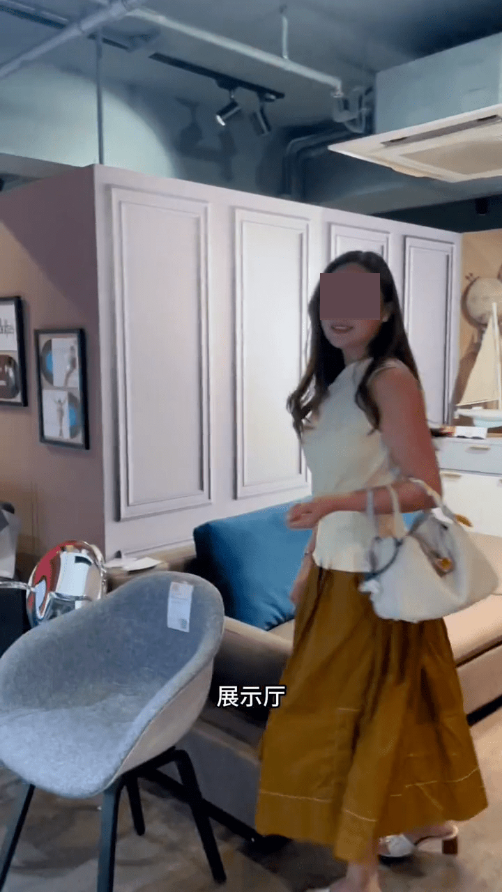 办公室旁有展示厅,原来丈夫在港从事家私零售。 办公室旁有展示厅,原来丈夫在港从事家私零售。