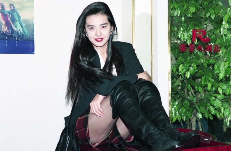 王祖贤引退定居加拿大19年,突现身南京“真实身高太显眼” 王祖贤引退定居加拿大19年,突现身南京“真实身高太显眼”