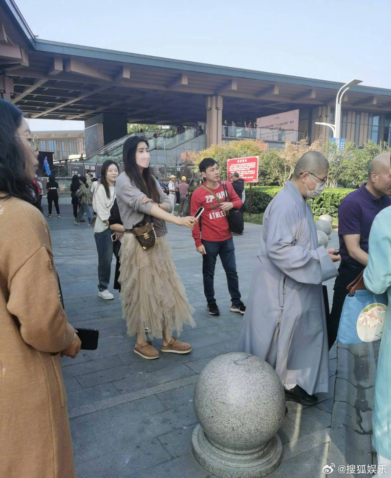 王祖贤突现身南京“真实身高太显眼”。搜狐娱乐微博 王祖贤突现身南京“真实身高太显眼”。搜狐娱乐微博