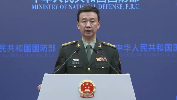 国防部新闻发言人就加拿大炒作“中国战机拦截加侦察机”答问。