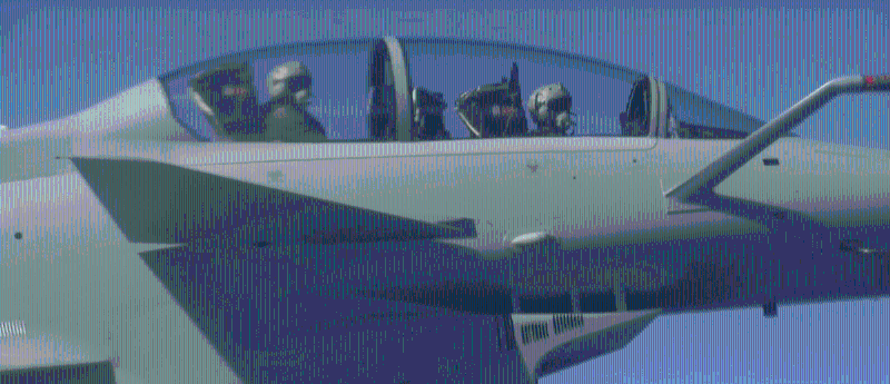 影片中，可以清晰看到中国战机的机师。 环球新闻截图