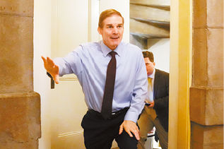 共和党提名人乔丹在众议院第二轮议长投票中再度受挫,所得票数甚至比第一轮更少,估计第三轮投票将于今天进行。 美联社 共和党提名人乔丹在众议院第二轮议长投票中再度受挫,所得票数甚至比第一轮更少,估计第三轮投票将于今天进行。 美联社