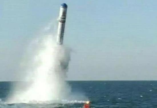 “巨浪-2”导弹发射出水面。