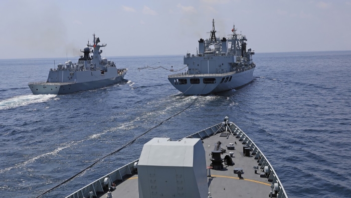 45护航编队在海上补给。 45护航编队在海上补给。