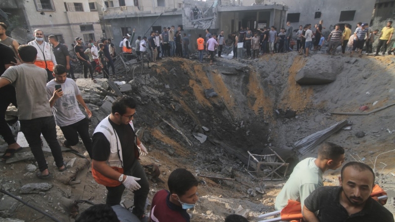 空袭击中拉法一处民房，地上炸出大坑。