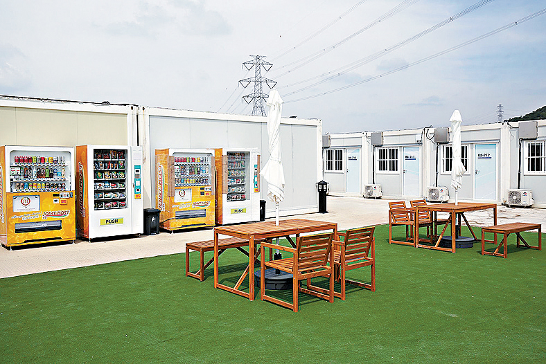 有指承建商正为工人的假日活动而苦恼。 有指承建商正为工人的假日活动而苦恼。