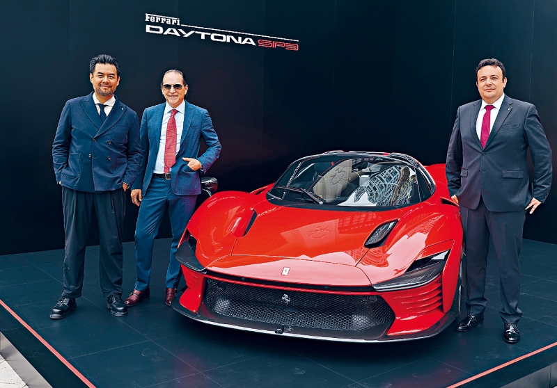 (左起)Blackbird Concessionaires商务总监及总经理Frank Liew、法拉利大中华区总裁Giuseppe Cattaneo及区域销售经理Filippo Zanier,一同出席活动会见传媒。 (左起)Blackbird Concessionaires商务总监及总经理Frank Liew、法拉利大中华区总裁Giuseppe Cattaneo及区域销售经理Filippo Zanier,一同出席活动会见传媒。