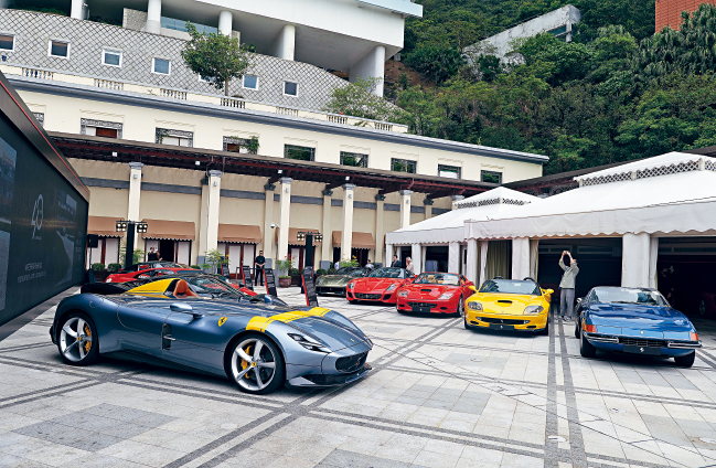 现场展示多达25辆古今车款,绝大部份为稀有车型。 现场展示多达25辆古今车款,绝大部份为稀有车型。