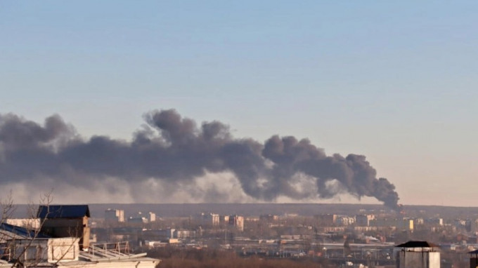 俄库尔斯克地区去年12月遭乌无人机袭击后升起浓烟。