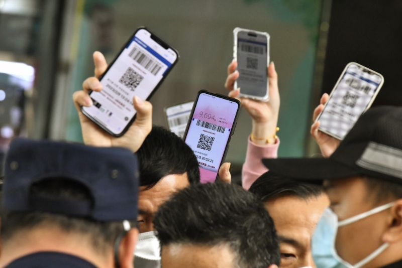 通关后,内地一直要求人境人士须先作健康申报取得黑码方可通行。 通关后,内地一直要求人境人士须先作健康申报取得黑码方可通行。