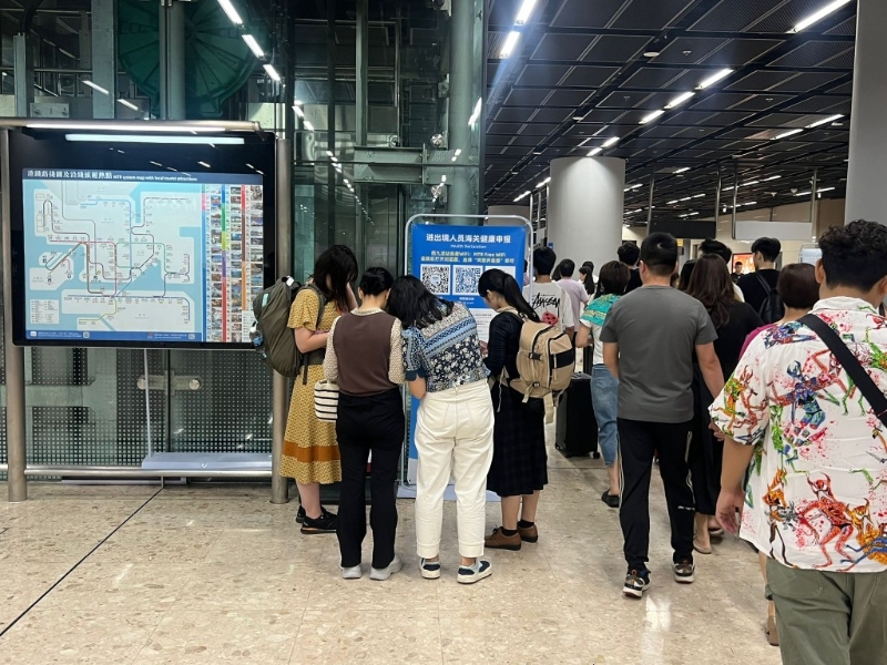 部份旅客仍在西九高铁站现场申报健康。 部份旅客仍在西九高铁站现场申报健康。