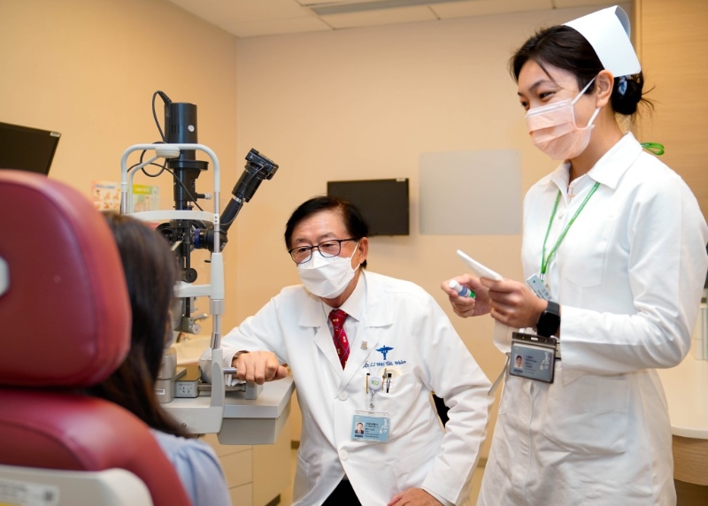 曾经历癌症,让李维达医生更体会到患病的不安和焦虑,因此他更重视病人的治疗旅程(Patient journey),冀尽量减低病人于治疗过程中的不适和负面情绪。 曾经历癌症,让李维达医生更体会到患病的不安和焦虑,因此他更重视病人的治疗旅程(Patient journey),冀尽量减低病人于治疗过程中的不适和负面情绪。