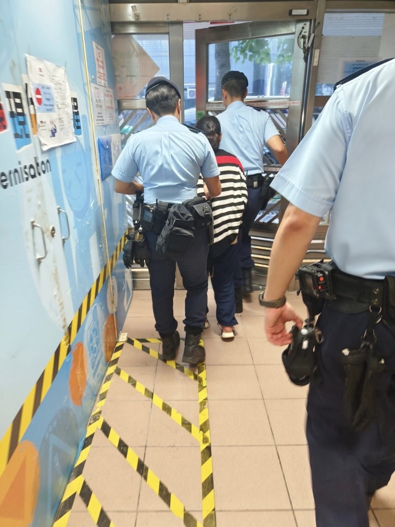 涉案女佣被带走调查。 涉案女佣被带走调查。