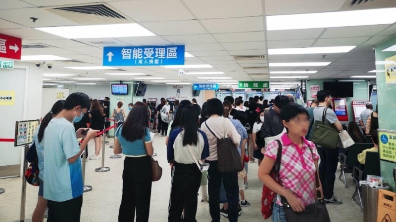 中旅社提醒市民及早预约换证免挤拥。 中旅社提供