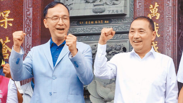 国民党主席朱立伦(左)和国民党2024参选人侯友宜(右)近日谈蓝白合成为话题焦点。