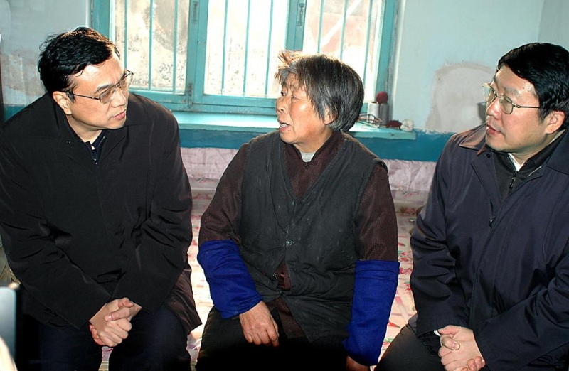 李克强同志到辽宁省抚顺市莫地沟棚户区居民王淑贞家中走访调研。