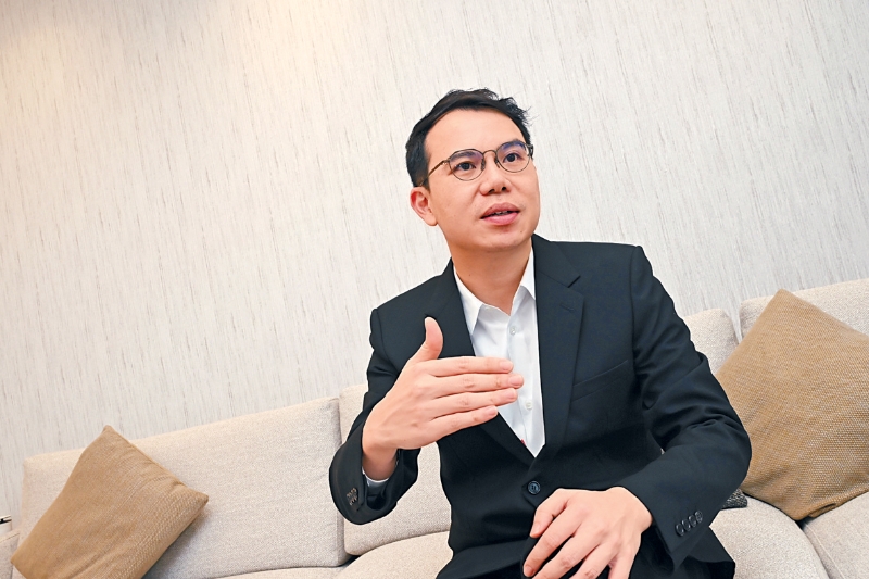 Alan曾任前线工作,理解员工所遇的困难,强调管理上以人为本。 Alan曾任前线工作,理解员工所遇的困难,强调管理上以人为本。