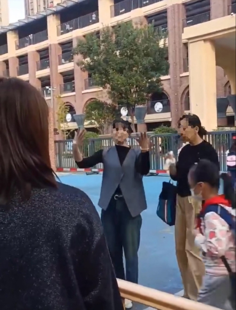 一名女子到校园门口控诉。 一名女子到校园门口控诉。