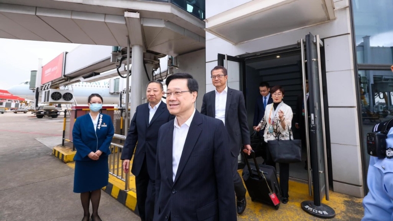 李家超已抵达上海,准备出席第六届进博会暨虹桥国际经济论坛。李家超FB图片 李家超已抵达上海,准备出席第六届进博会暨虹桥国际经济论坛。李家超FB图片