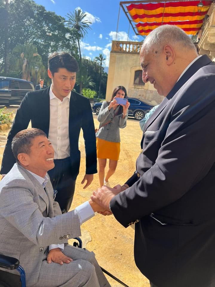 巴勒莫市长拉加拉(Roberto Lagalla)在尼谢米别墅(Villa Niscemi )接待中岛薰。 facebook 巴勒莫市长拉加拉(Roberto Lagalla)在尼谢米别墅(Villa Niscemi )接待中岛薰。 facebook