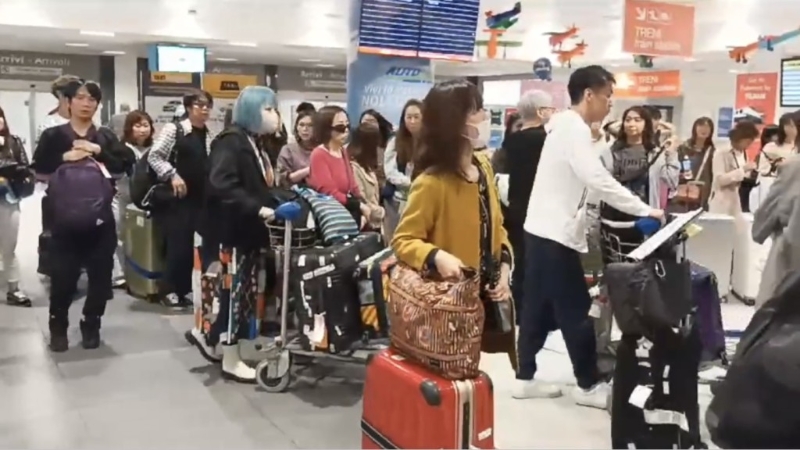 西西里岛报章报道中岛薰日本人亲友团抵达巴勒莫的盛况,逼爆机场。 西西里岛报章报道中岛薰日本人亲友团抵达巴勒莫的盛况,逼爆机场。