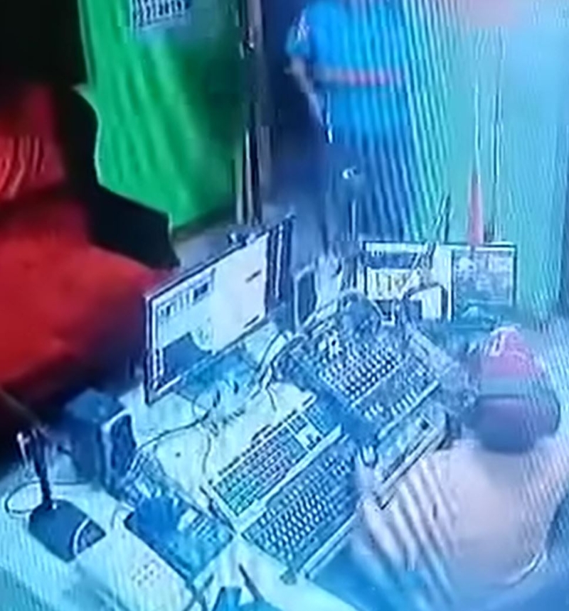 神秘枪手闯入,胡安·朱马龙一时未及反应。 (facebook) 神秘枪手闯入,胡安·朱马龙一时未及反应。 (facebook)